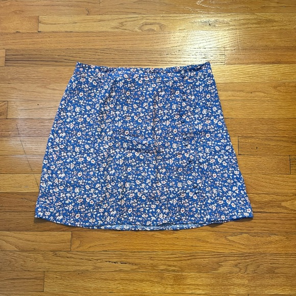 Madewell flower skirt with back zipper and side buttons size 6. - Picture 4 of 10